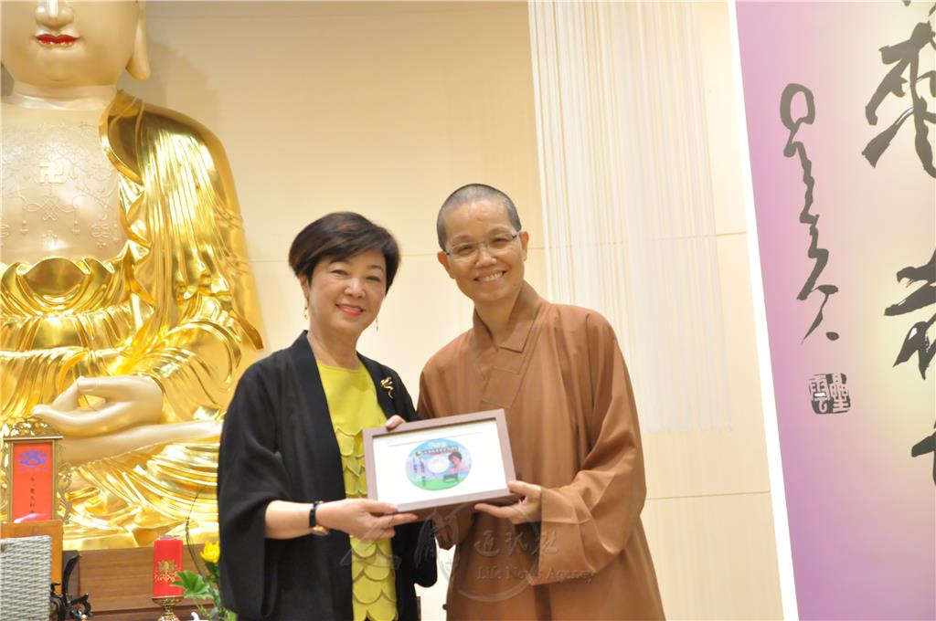 總是親赴現場！張淑芬13年前「與達賴喇嘛結緣」教會她慈悲智慧　「默默堅持10年」身教影響兩女兒