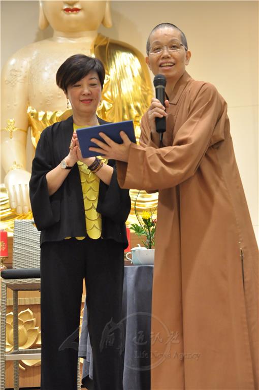 總是親赴現場！張淑芬13年前「與達賴喇嘛結緣」教會她慈悲智慧　「默默堅持10年」身教影響兩女兒
