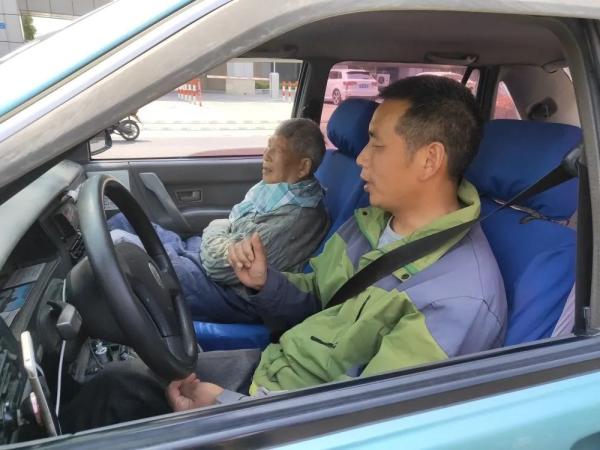 媽媽是我的責任！計程車司機帶母親跑車「天天抱著不嫌累」　曾撿到千元「停止載客聯繫失主」：拒收不義之財