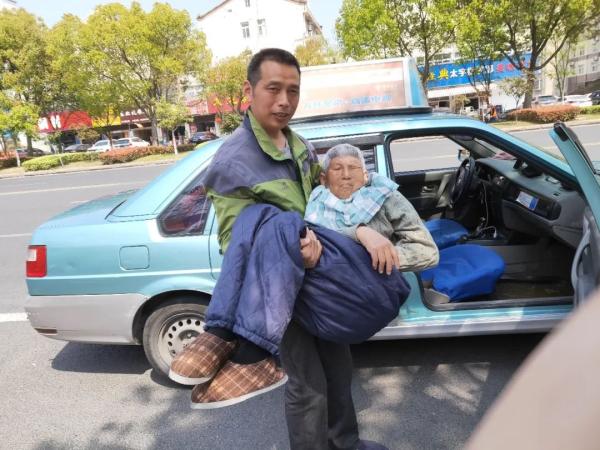 媽媽是我的責任！計程車司機帶母親跑車「天天抱著不嫌累」　曾撿到千元「停止載客聯繫失主」：拒收不義之財