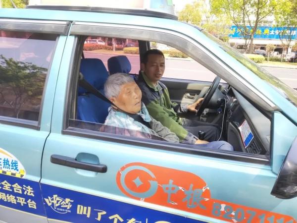 媽媽是我的責任！計程車司機帶母親跑車「天天抱著不嫌累」　曾撿到千元「停止載客聯繫失主」：拒收不義之財