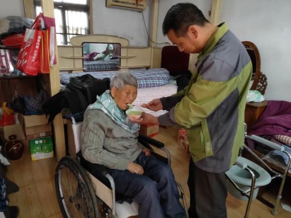 媽媽是我的責任！計程車司機帶母親跑車「天天抱著不嫌累」　曾撿到千元「停止載客聯繫失主」：拒收不義之財