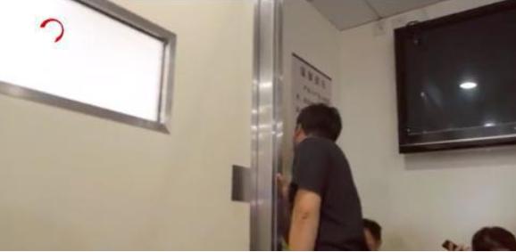變臉太快！護士報喜雙胞胎，寶爸聽到「性別」後拔腿就跑    網友：換我跑得更快