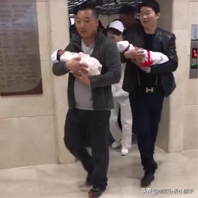變臉太快！護士報喜雙胞胎，寶爸聽到「性別」後拔腿就跑    網友：換我跑得更快