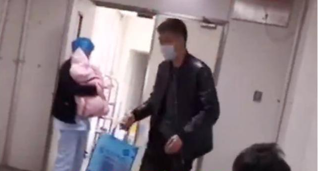 變臉太快！護士報喜雙胞胎，寶爸聽到「性別」後拔腿就跑    網友：換我跑得更快