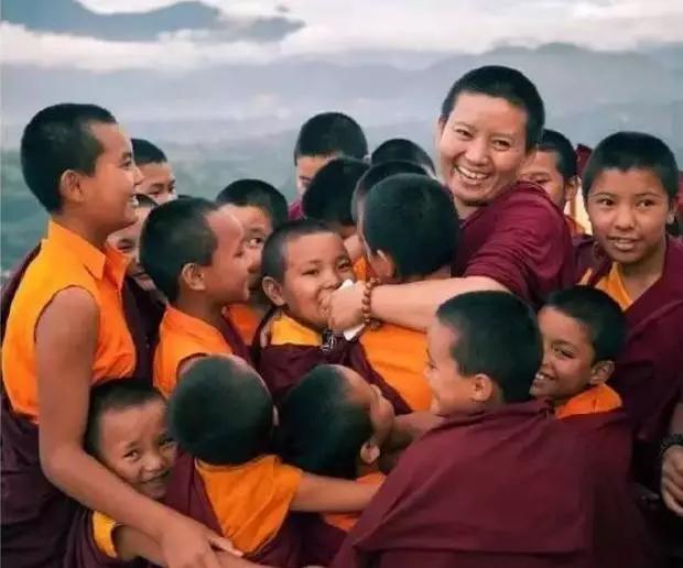 13歲選擇出家!脫離家庭陰影「看破紅塵入寺」詠唱梵音如天籟 化名利為慈善「建學校開醫院」視助人為使命