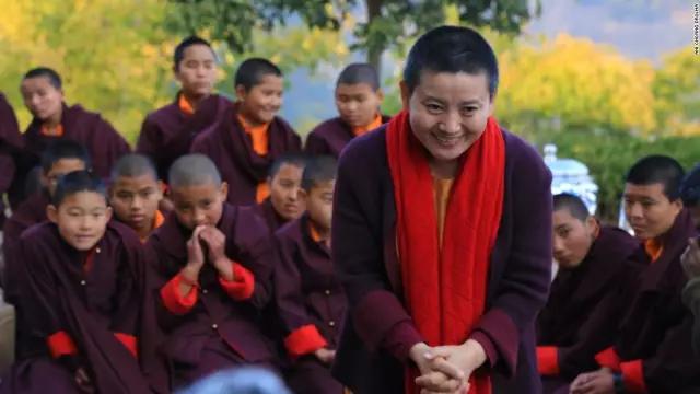 13歲選擇出家!脫離家庭陰影「看破紅塵入寺」詠唱梵音如天籟 化名利為慈善「建學校開醫院」視助人為使命