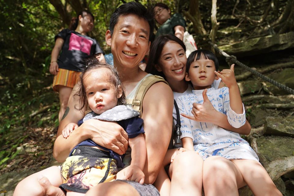 Olie長大了！隋棠「大秀螞蟻腰帶全家出遊」　1歲兒暴風抽高「遺傳媽媽長腿基因」網讚爆：小帥哥❤