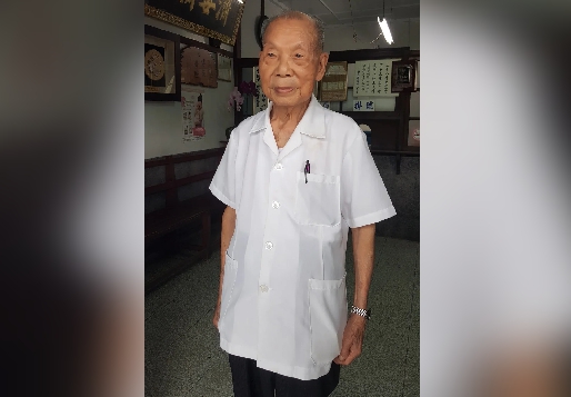 行醫不為賺錢！國寶醫師「76年堅持待鄉下」曾摸黑翻山出診　「不捨向窮人收費」笑回：拿隻雞來抵吧