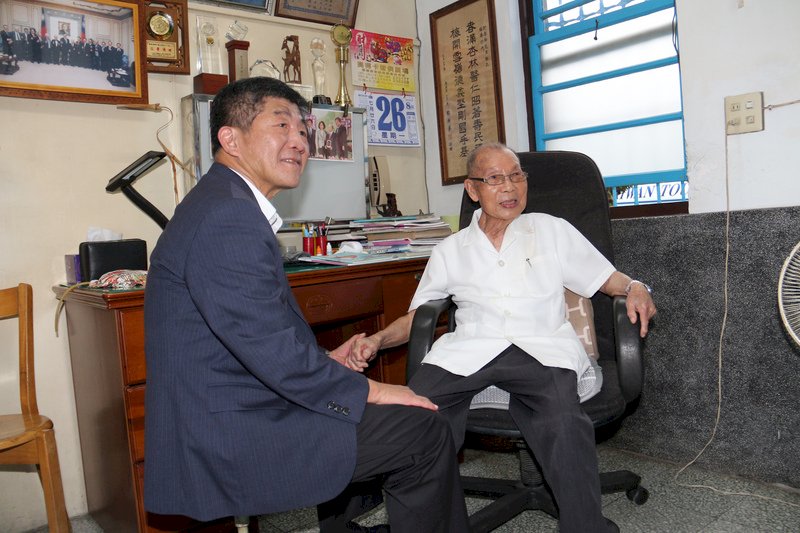 行醫不為賺錢！國寶醫師「76年堅持待鄉下」曾摸黑翻山出診　「不捨向窮人收費」笑回：拿隻雞來抵吧