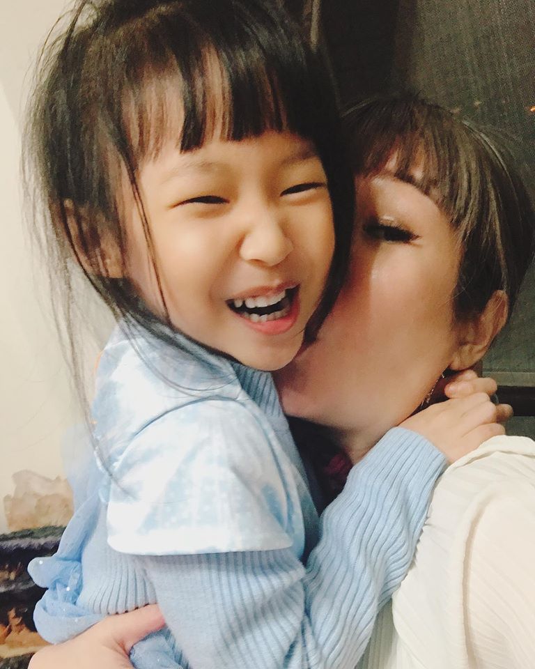 沒想過退休！屈中恆曝「4千金教育費驚人」為孩子再奮鬥10年　育兒不易Vicky「生活中找平衡」當樂活好母親