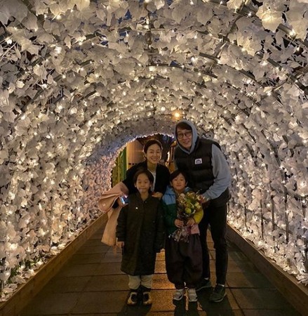 《超人回來了》雙胞胎哥哥長大了！8歲書言神進化「變身長腿小帥哥」全網戀愛：越大越好看❤