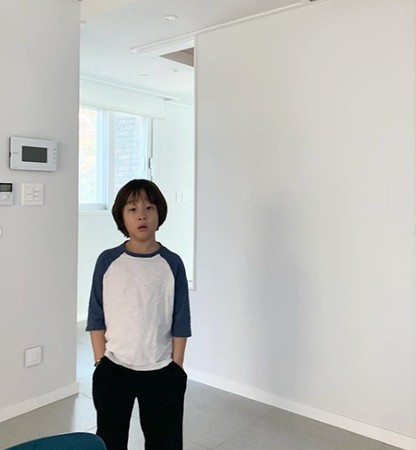 《超人回來了》雙胞胎哥哥長大了！8歲書言神進化「變身長腿小帥哥」全網戀愛：越大越好看❤