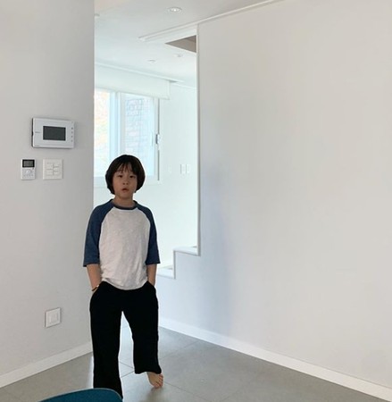 《超人回來了》雙胞胎哥哥長大了！8歲書言神進化「變身長腿小帥哥」全網戀愛：越大越好看❤