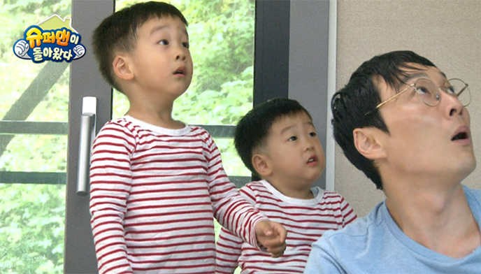 《超人回來了》雙胞胎哥哥長大了！8歲書言神進化「變身長腿小帥哥」全網戀愛：越大越好看❤