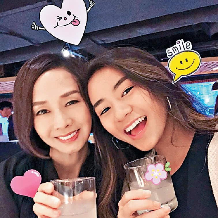 張國榮唯一求過婚的女人！2次離婚後「嫁給真愛24年」越活越美　如今「61歲同框女兒」宛如三姊妹