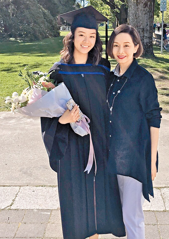 張國榮唯一求過婚的女人！2次離婚後「嫁給真愛24年」越活越美　如今「61歲同框女兒」宛如三姊妹