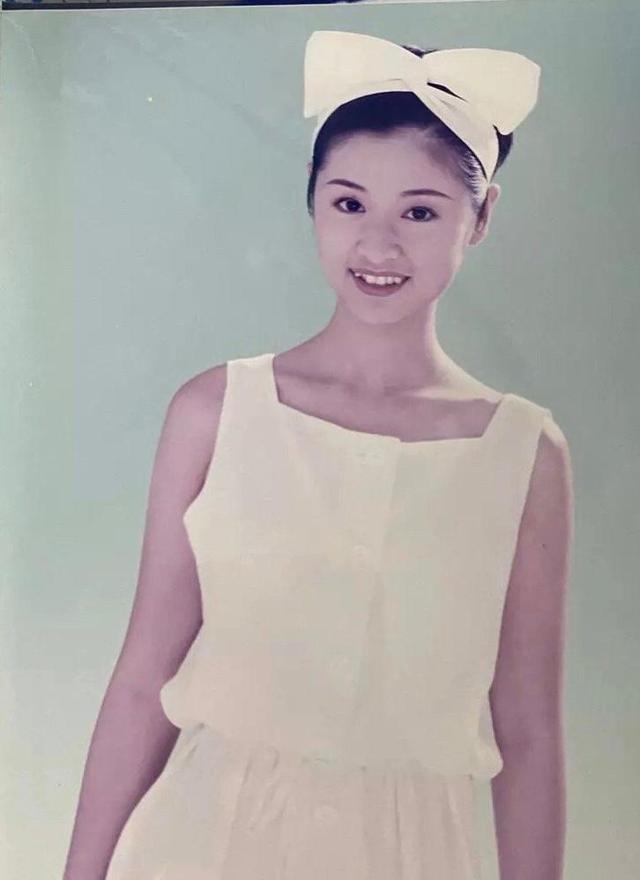 林心如整牙前舊照被翻出！「穿連衣裙配髮帶」小虎牙超搶鏡，「超文藝穿搭」引領潮流：霍建華都相見恨晚