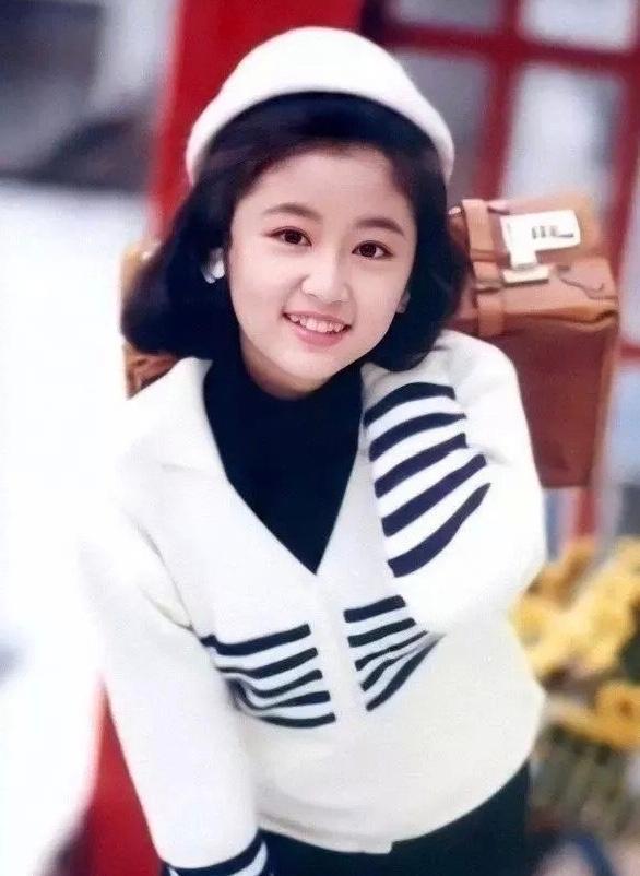 林心如整牙前舊照被翻出！「穿連衣裙配髮帶」小虎牙超搶鏡，「超文藝穿搭」引領潮流：霍建華都相見恨晚