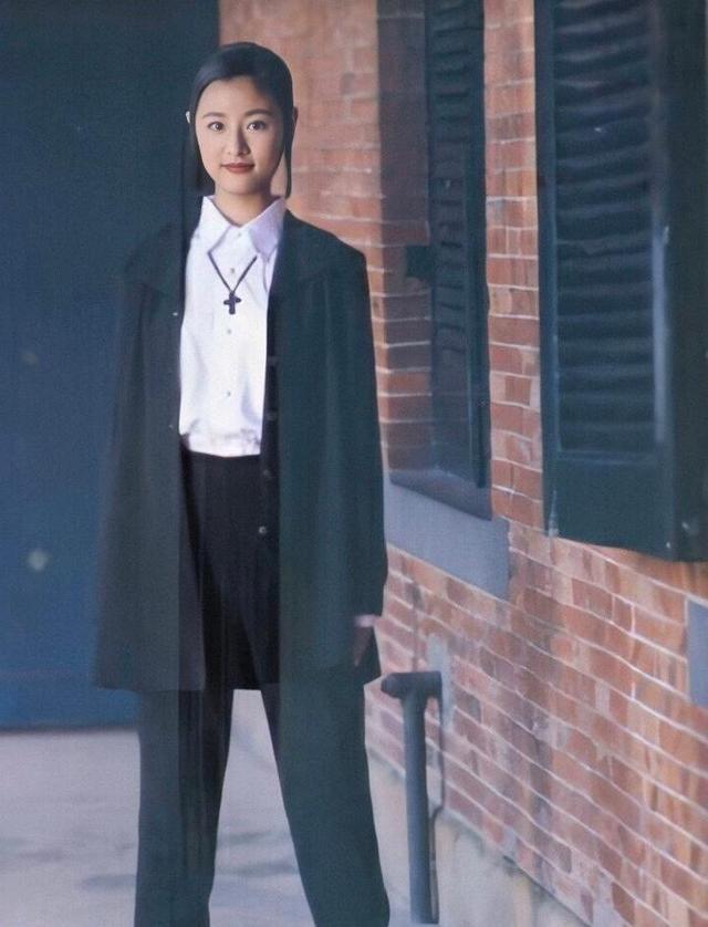 林心如整牙前舊照被翻出！「穿連衣裙配髮帶」小虎牙超搶鏡，「超文藝穿搭」引領潮流：霍建華都相見恨晚