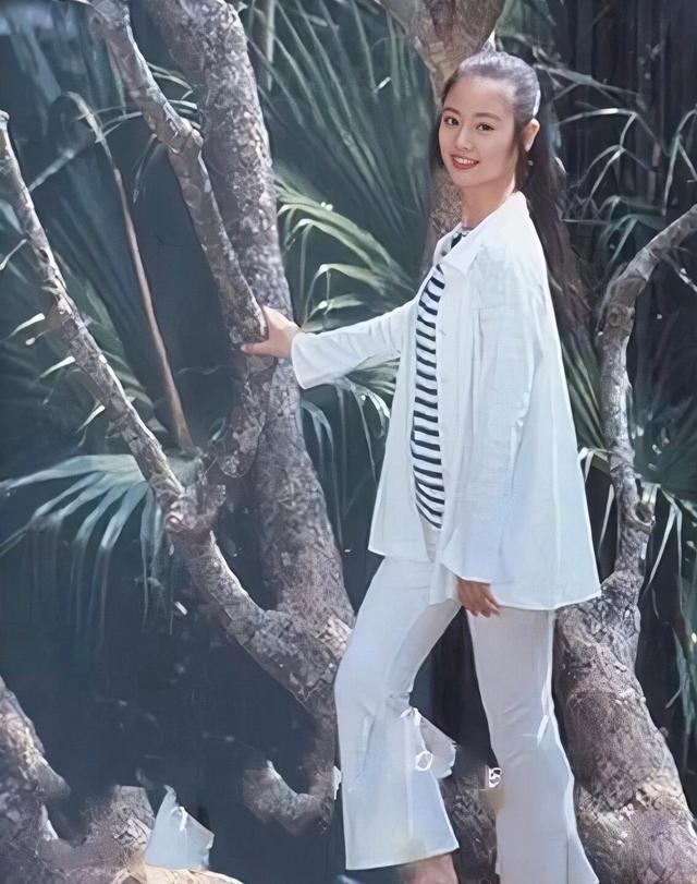 林心如整牙前舊照被翻出！「穿連衣裙配髮帶」小虎牙超搶鏡，「超文藝穿搭」引領潮流：霍建華都相見恨晚