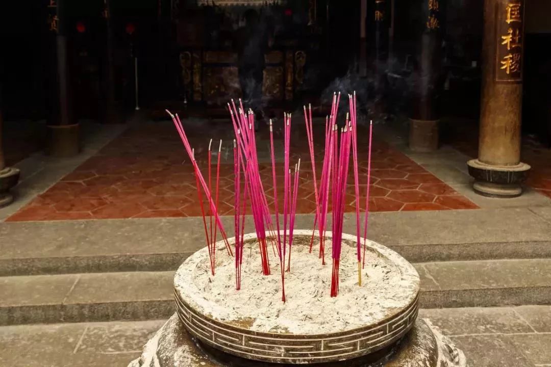 千萬要注意！「家中拜神、拜祖先」不能不知道的11件事情　香灰滿了「不要亂丟」否則會有損福報