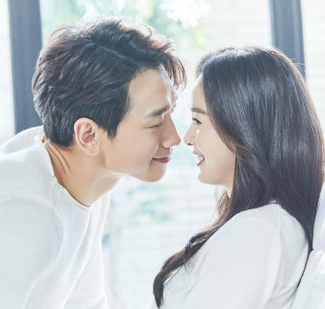 Rain夫婦二胎後首合體放閃!金泰希再穿婚紗超唯美,「被丈夫摟入懷」寵溺眼神:根本在看偶像劇