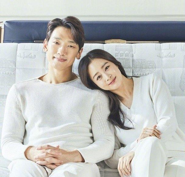 Rain夫婦二胎後首合體放閃!金泰希再穿婚紗超唯美,「被丈夫摟入懷」寵溺眼神:根本在看偶像劇