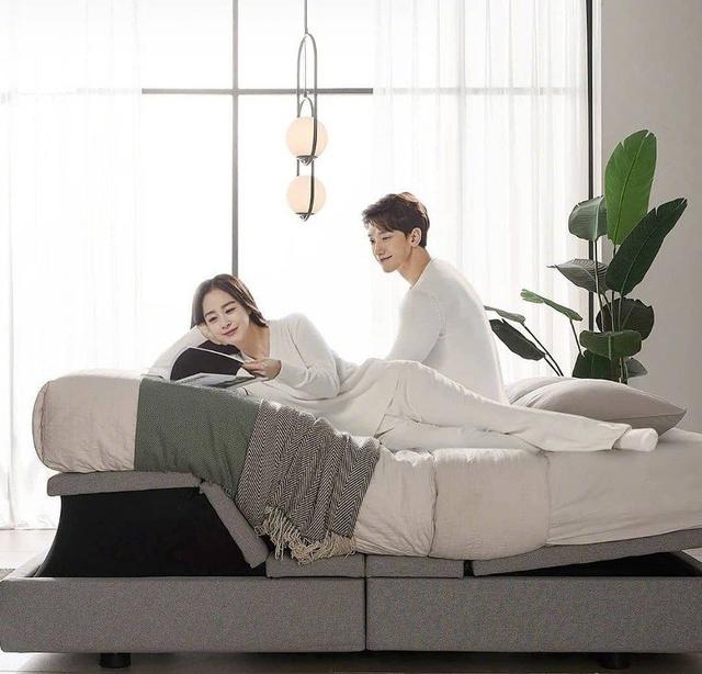 Rain夫婦二胎後首合體放閃!金泰希再穿婚紗超唯美,「被丈夫摟入懷」寵溺眼神:根本在看偶像劇