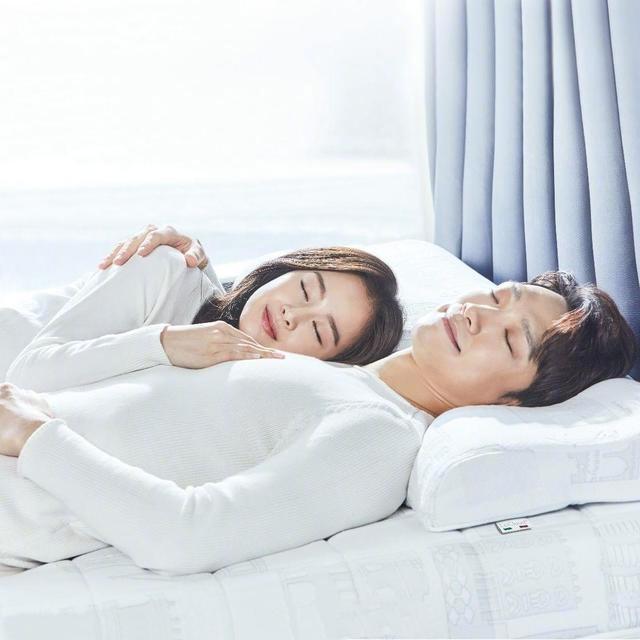 Rain夫婦二胎後首合體放閃!金泰希再穿婚紗超唯美,「被丈夫摟入懷」寵溺眼神:根本在看偶像劇