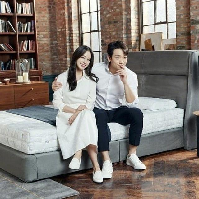 Rain夫婦二胎後首合體放閃!金泰希再穿婚紗超唯美,「被丈夫摟入懷」寵溺眼神:根本在看偶像劇