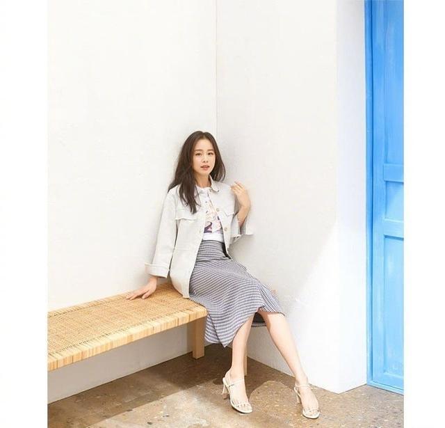 Rain夫婦二胎後首合體放閃!金泰希再穿婚紗超唯美,「被丈夫摟入懷」寵溺眼神:根本在看偶像劇