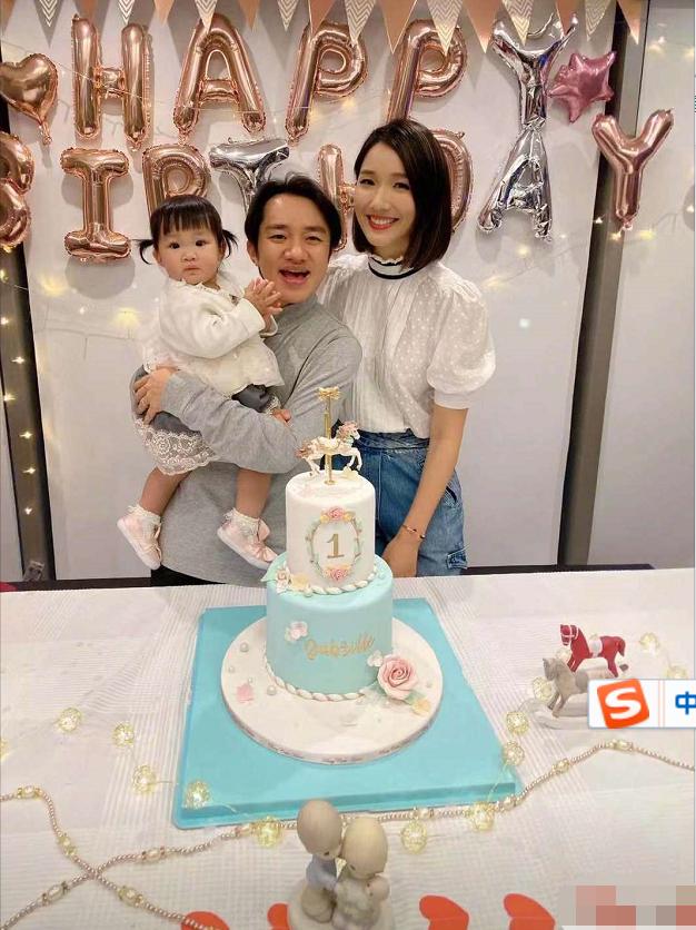 差13公分長短腳戀！諧星「娶選美冠軍女神」把妻寵成公主　結婚8年「一家四口」畫面美翻