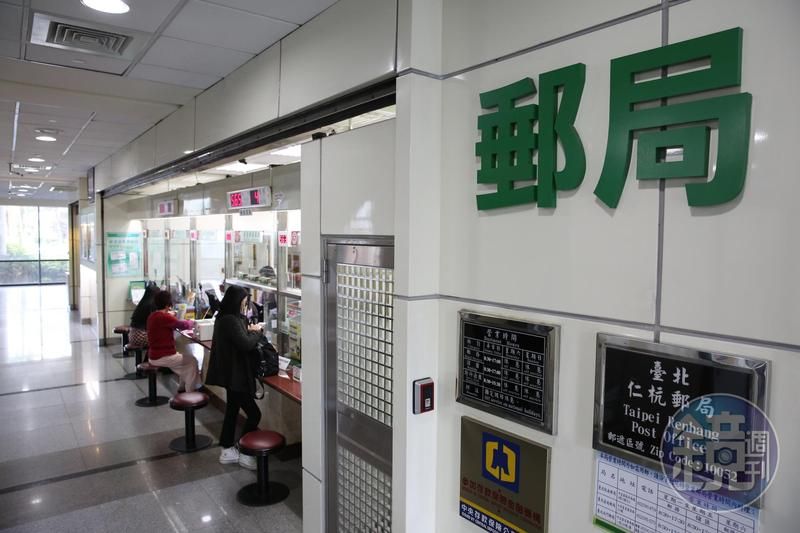 不敢存銀行！老夫妻「850萬用報紙捆好」藏在家裡　女兒急用錢「翻出一攤泥土」行員看了搖頭