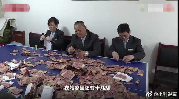 不敢存銀行！老夫妻「850萬用報紙捆好」藏在家裡　女兒急用錢「翻出一攤泥土」行員看了搖頭