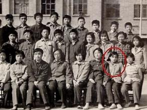 王菲12歲學生照曝光！面龐稚嫩五官清秀出眾，鏡頭拉近細看「從小眼神高冷不羈」頗具天后范兒