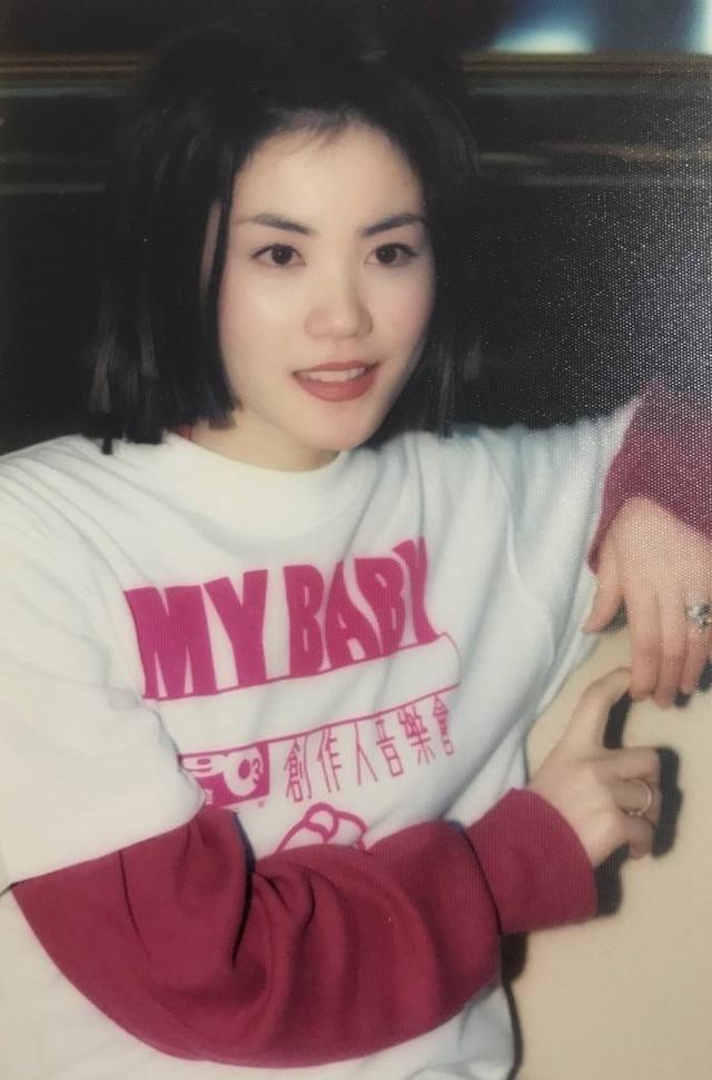 王菲12歲學生照曝光！面龐稚嫩五官清秀出眾，鏡頭拉近細看「從小眼神高冷不羈」頗具天后范兒