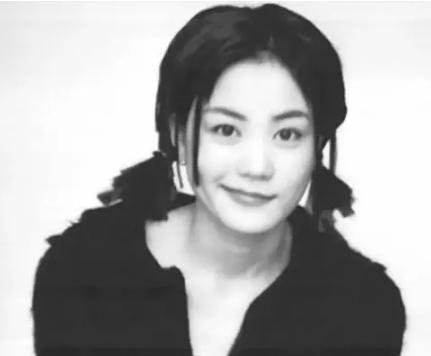 王菲12歲學生照曝光！面龐稚嫩五官清秀出眾，鏡頭拉近細看「從小眼神高冷不羈」頗具天后范兒