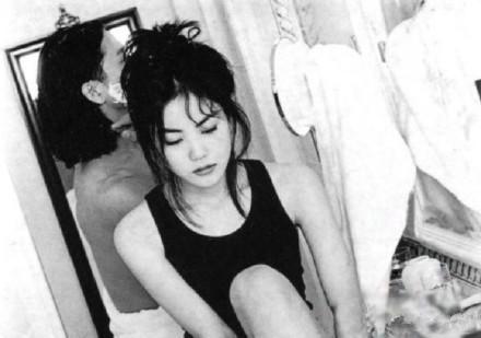 王菲12歲學生照曝光！面龐稚嫩五官清秀出眾，鏡頭拉近細看「從小眼神高冷不羈」頗具天后范兒