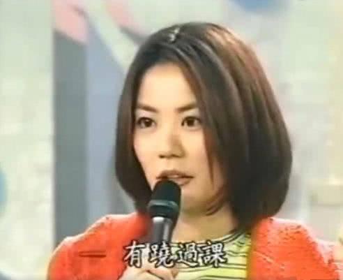 王菲12歲學生照曝光！面龐稚嫩五官清秀出眾，鏡頭拉近細看「從小眼神高冷不羈」頗具天后范兒