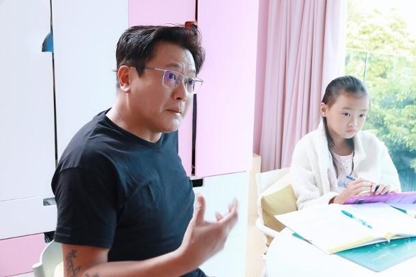 52歲男星離婚！與女兒感情更深「婚後要跟爸爸住」　教導課業「親自接送陪伴」專心為人父：今生不再娶