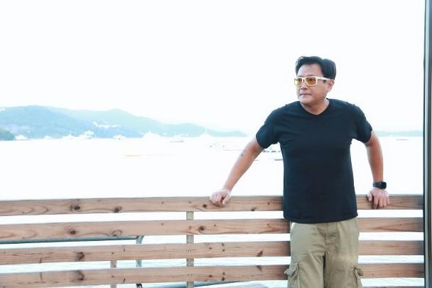 52歲男星離婚！與女兒感情更深「婚後要跟爸爸住」　教導課業「親自接送陪伴」專心為人父：今生不再娶