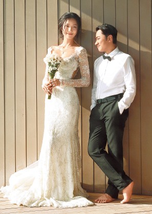 差13公分長短腳戀！諧星「娶選美冠軍女神」把妻寵成公主　結婚8年「一家四口」畫面美翻