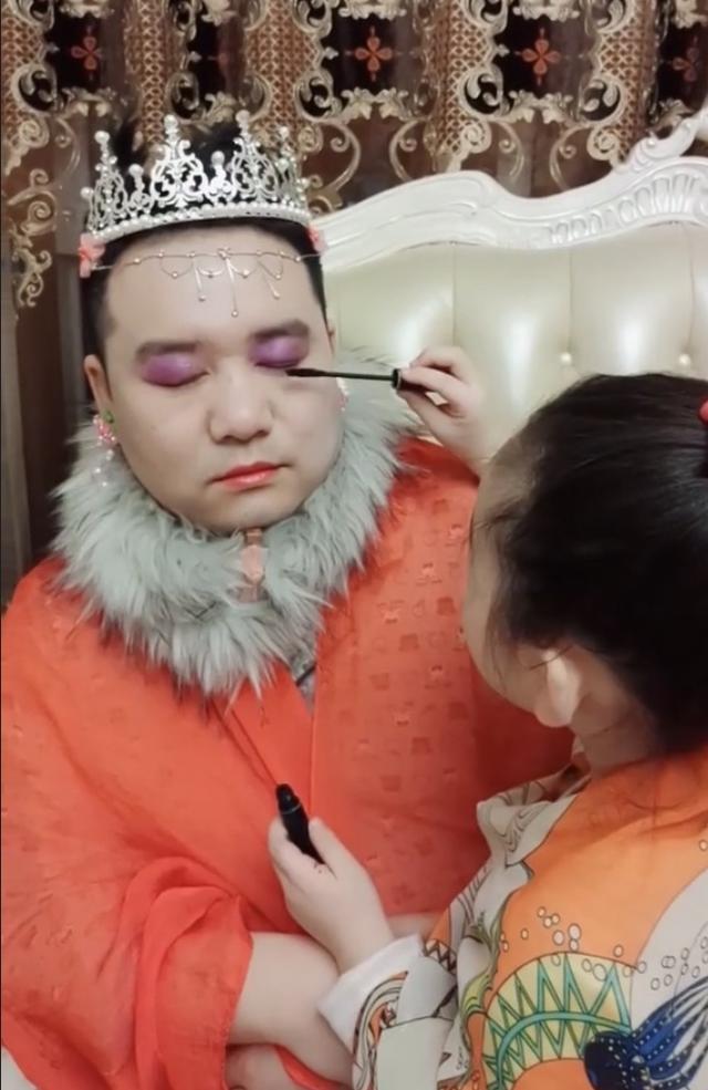 靠女兒過上富貴生活！「史上最美爸爸」被女兒打扮成貴婦，全網笑噴曬更狂「女兒傑作」：果真前世情人