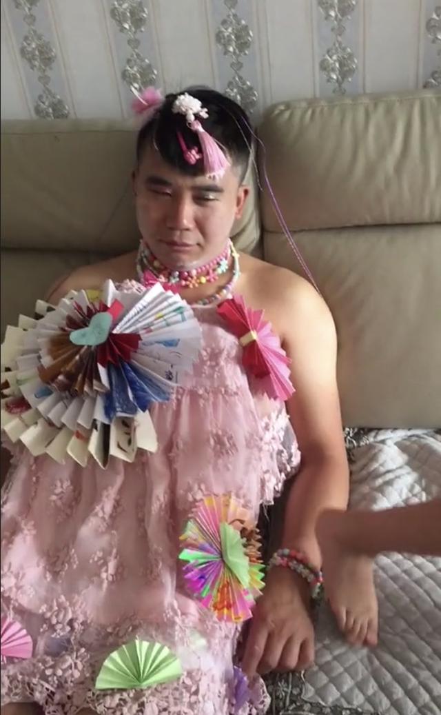 靠女兒過上富貴生活！「史上最美爸爸」被女兒打扮成貴婦，全網笑噴曬更狂「女兒傑作」：果真前世情人