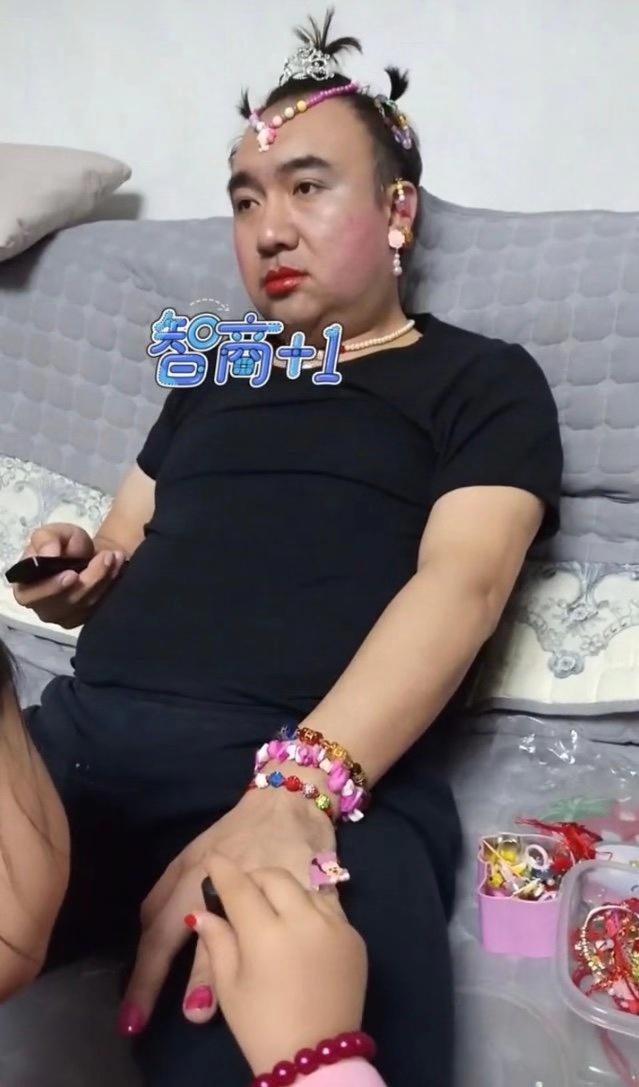 靠女兒過上富貴生活！「史上最美爸爸」被女兒打扮成貴婦，全網笑噴曬更狂「女兒傑作」：果真前世情人