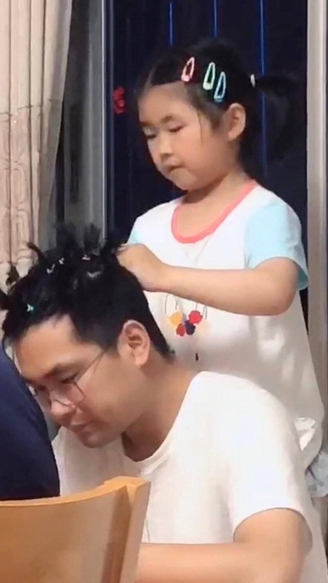 靠女兒過上富貴生活！「史上最美爸爸」被女兒打扮成貴婦，全網笑噴曬更狂「女兒傑作」：果真前世情人
