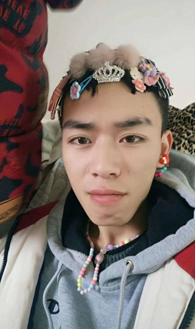 靠女兒過上富貴生活！「史上最美爸爸」被女兒打扮成貴婦，全網笑噴曬更狂「女兒傑作」：果真前世情人