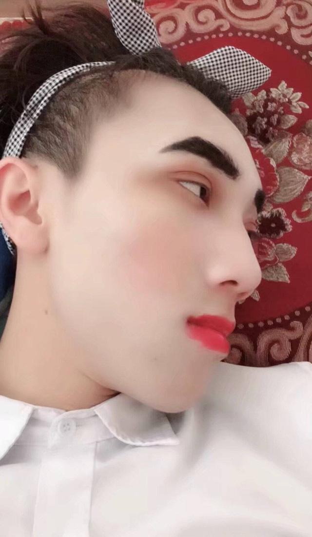 靠女兒過上富貴生活！「史上最美爸爸」被女兒打扮成貴婦，全網笑噴曬更狂「女兒傑作」：果真前世情人