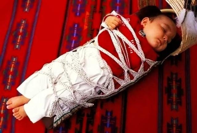 聽信育兒偏方！阿嬤給孫子剃「滿月頭」　結果寶寶「頭髮再沒長出來」醫生怒斥：根本胡鬧 